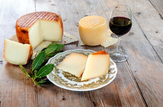 ペコリーノ・ロマーノはどんなチーズ？味わいなどの特徴や相性の良いワインを紹介